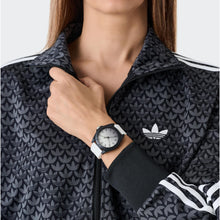 Laden Sie das Bild in den Galerie-Viewer, Adidas Unisex Uhr PROJECT FOUR GRFX Kunststoff weiß AOST26512