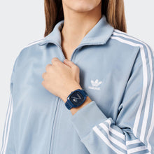 Laden Sie das Bild in den Galerie-Viewer, Adidas Unisex Uhr RETRO WAVE ONE Keramik blau AOSY24029