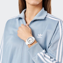Laden Sie das Bild in den Galerie-Viewer, Adidas Unisex Uhr RETRO WAVE ONE Keramik weiß AOSY24030