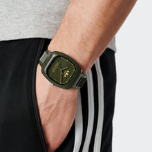 Laden Sie das Bild in den Galerie-Viewer, Adidas Unisex Uhr RETRO WAVE ONE Keramik grün AOSY24031