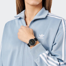 Laden Sie das Bild in den Galerie-Viewer, Adidas Unisex Uhr CODE ONE Silikon schwarz AOSY24047