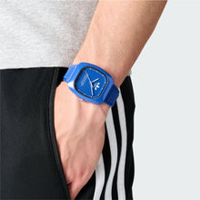 Laden Sie das Bild in den Galerie-Viewer, Adidas Unisex Uhr RETRO WAVE TWO Silikon blau AOSY24530