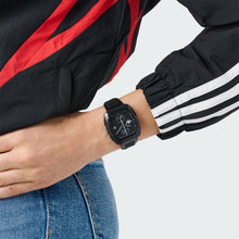 Laden Sie das Bild in den Galerie-Viewer, Adidas Unisex Uhr RETRO WAVE TWO CHRONO Silikon schwarz AOSY24533