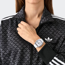 Laden Sie das Bild in den Galerie-Viewer, Adidas Unisex Uhr RETRO WAVE ONE Silikon weiß AOSY26002