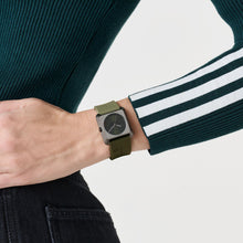 Laden Sie das Bild in den Galerie-Viewer, Adidas Unisex Uhr RETRO POP FOUR Silikon grün AOSY26504