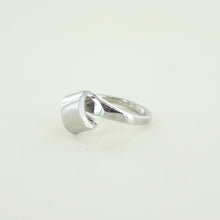 Laden Sie das Bild in den Galerie-Viewer, Esprit Damen Ring Edelstahl Silber Gr.56 ESRG020