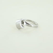 Laden Sie das Bild in den Galerie-Viewer, Esprit Damen Ring Edelstahl Silber Gr.56 ESRG020