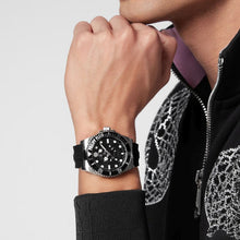 Laden Sie das Bild in den Galerie-Viewer, Philipp Plein Herren Uhr Analog Quarz THE $KULL DIVER PWOAA0122 Silikon