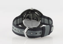Laden Sie das Bild in den Galerie-Viewer, JACQUES FAREL Jugenduhr Armbanduhr Analog Quarz Jungen Kinder Textilband STH 11