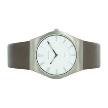 Laden Sie das Bild in den Galerie-Viewer, Bering Unisex Uhr Armbanduhr Titan Slim Classic - 11935-404-1 Leder