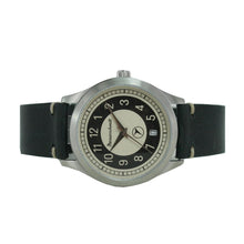 Laden Sie das Bild in den Galerie-Viewer, Aristo Messerschmitt Uhr vintage Kabinenroller KR201-S Leder