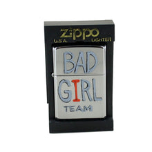 Laden Sie das Bild in den Galerie-Viewer, Zippo Feuerzeug Modell 250 BAD GIRL TEAM