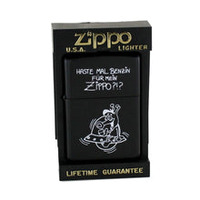 Laden Sie das Bild in den Galerie-Viewer, Zippo Feuerzeug Modell 250 schwarz / 862.368 Haste mal Benzin…