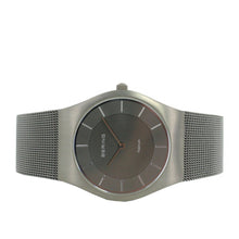Laden Sie das Bild in den Galerie-Viewer, Bering Unisex Uhr Armbanduhr Titan Slim Classic - 11935-077-1 Meshband
